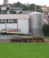 Ansicht eines Abwassertanks aus Edelstahl, Standort Brauerei Hutthurm